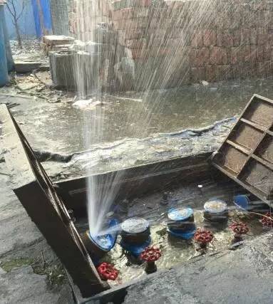 自来水保温未使用橡塑产品水管爆裂